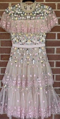 Vestido inglés con cuentas con hilo de aguja en capas para mujer 2 lentejuelas florales bordado de tul Foto 1 de 4