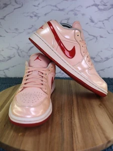 Nike Jordan 1 Bajo Patente Día de San Valentín Rojo Rosa Tenis HF3174-600 Mujer Talla 9 - Imagen 1 de 24