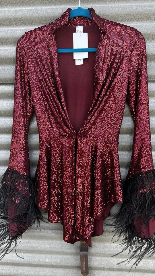 Lencería Trashy Tatianna Pluma Chaqueta Disfraz en Borgoña Exquisita Secuencia Foto 1 de 4