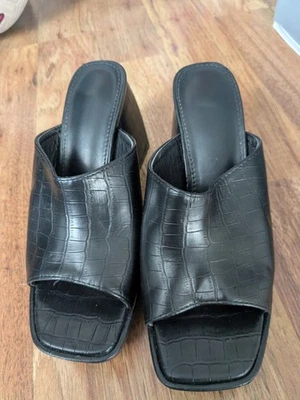 Черные мулы на блочном каблуке с тиснением под крокодила размер 8 - Изображение 1 из 4