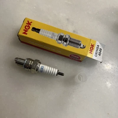 Bujía única NGK CR7HSA para scooter KYMCO LIKE 200i/200i LX, People S 200 Foto 1 de 4