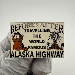 Prendedor de corbata sombrero solapa vintage Garfield antes y después de viajar por la carretera de Alaska - Imagen 1 de 6