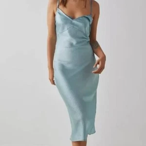 NEU FREE PEOPLE HELLBLAUES SEIDENKLEID MIT SCHLUPF GRÖSSE SMALL - Bild 1 von 10