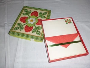 Sobres de papel de papelería en caja con sello fresas acolchadas nuevos de colección - Imagen 1 de 9