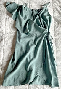 Lulus Mia Rae salbeigrün Mini Wickel One Shoulder Rüschen Kleid Gr. L - Bild 1 von 10