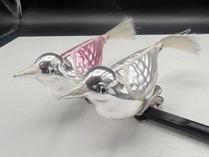 x2 Glas Vogel Ornamente Weihnachtsbaum weiß, rosa, silber Glitzer & Faserschwanz - Bild 1 von 16