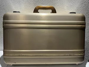 Zero Manufacturing. (“Pre”(Halliburton) Aluminum Champagne Business Briefcase - Picture 1 of 9