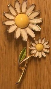 Vintage Weiss Enamel white/yellow 2 flower Daisy Brooch. Gold tone. Perfect! - Picture 1 of 2