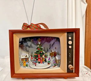 RARE. FAO SCHWARZ CHRISTMAS TV LIGHTS UP AND PLAYS CHRISTMAS SONGS - Picture 1 of 24
