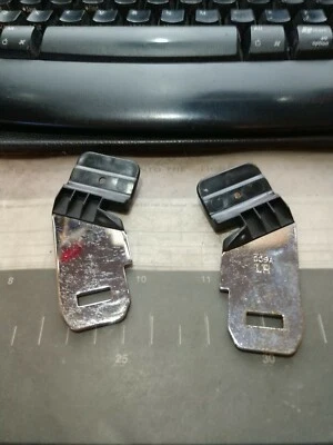 Clips pasivos para cinturón de seguridad Saab 900 usados izquierda y derecha  Foto 1 de 2