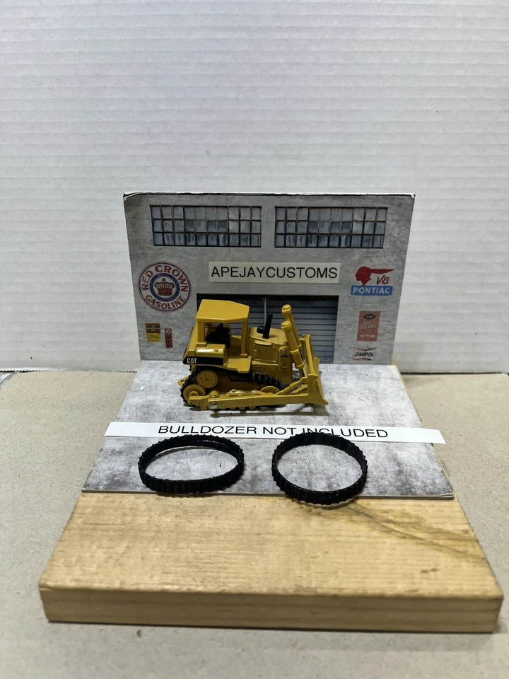 ERTL Caterpillar D6h bulldozer replacement tracks (DOZER NOT INCLUDED) - Image 1 of 4
