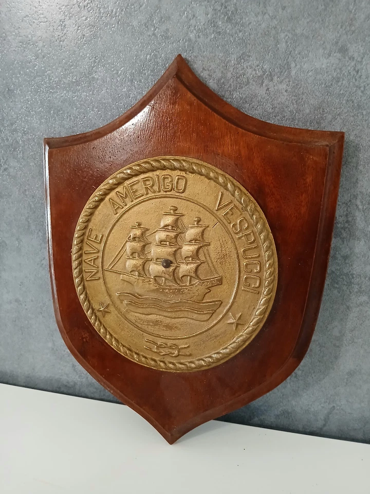 Crest in Legno Nave Amerigo Vespucci Marina Militare Italiana Raro - Immagine 1 di 1