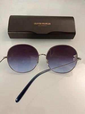 OLIVER PEOPLE DARLEN SUN en azul oscuro degradado precio de venta sugerido por el fabricante $464 elegante y glamoroso Foto 1 de 4