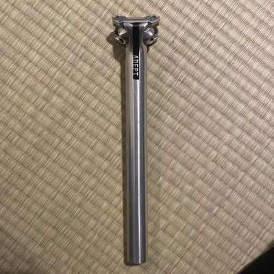 Tija de sillín ajustable ADEPT Centrum 27,2 plateada Foto 1 de 4