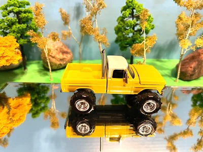 Ford F-100 1972 4x4 elevado personalizado, juguete agrícola 1/64 4x4, capó de trabajo amarillo suave Foto 1 de 3