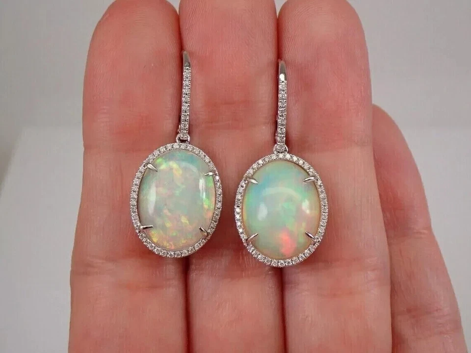Pendientes colgantes/gotas con halo de ópalo de fuego simulado de corte ovalado de 2 quilates enchapados en oro blanco de 14 quilates Foto 1 de 4