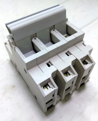 Soporte de fusibles de montaje en riel Legrand 21504, tiene capacidad para 3 fusibles de 14x51, montaje en riel de 14 mm Foto 1 de 4