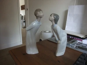 Superb Pair Of Lladro Figurines Girl Kissing 4873 & Boy Kissing 4869 - Picture 1 of 7
