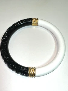 VINTAGE CROWN TRIFARI BLACK & WHITE CARVED BANGLE BRACELET RARE LUCITE - Bild 1 von 3