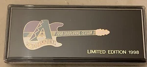 Pin de guitarra Arizona Diamondbacks 1998 temporada inaugural edición limitada 2023 serie mundial - Imagen 1 de 2