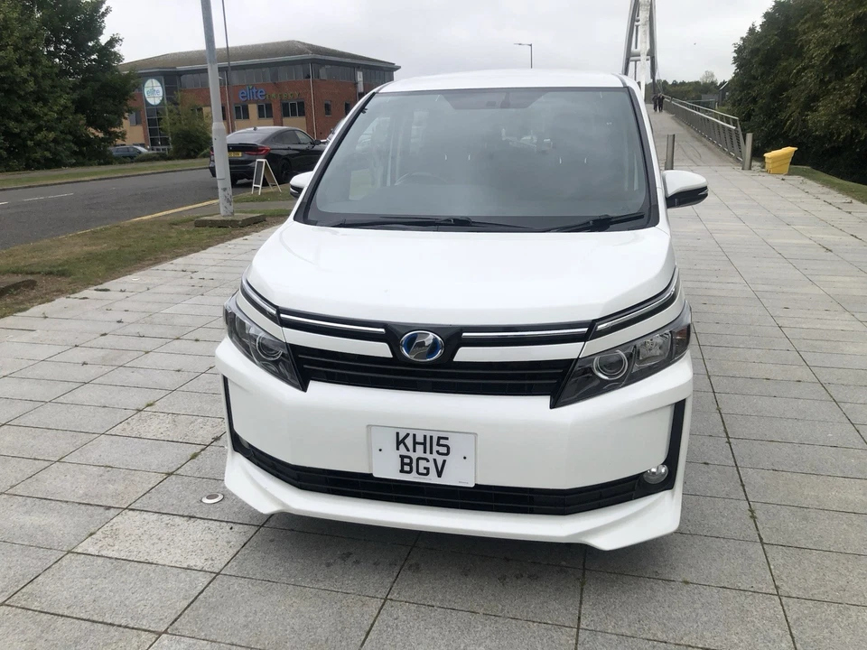 Toyota Voxy - Image 1 of 4