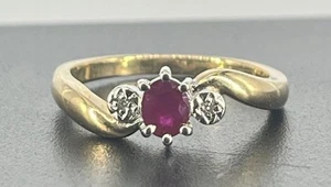 Anillo de oro amarillo de 9 quilates con rubí de 0,25 quilates y diamantes de 0,015 quilates, talla N del Reino Unido 1/2, 2,5 g - Imagen 1 de 10