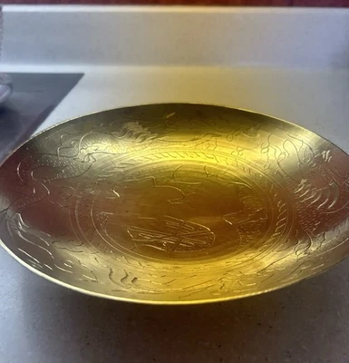 Cuenco de latón pesado chino poco profundo grabado de colección de 10” de diámetro y 1,5” de profundidad Foto 1 de 4