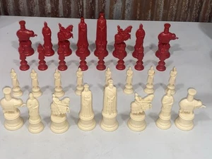Vintage KINGSWAY Florentine Replica 11th Century Figures Red White 32 Chess Set - Picture 1 of 15