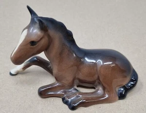 Beswick Foal Laying Down Brown Figurine Statue - Foto 1 di 7