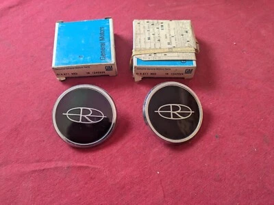 Nuevo de Lote Antiguo 1972 73 Buick Riviera Barco Tapón de Buje Trasero Medallón Ornamento #1240324 Foto 1 de 4
