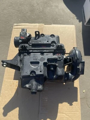 Caja de filtro limpiador de admisión de aire Toyota Prius C 2012-2019 1,8 L 17700-21210 Foto 1 de 4