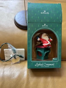 Hallmark Keepsake Ornamento LUCES ILUMINADAS DE LA CIUDAD Tráfico de Santa 1984 - Imagen 1 de 2