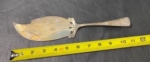 Wm Rogers #4 cake server silverplate serving vintage pie server FISH ENGRAVING - Picture 1 of 9