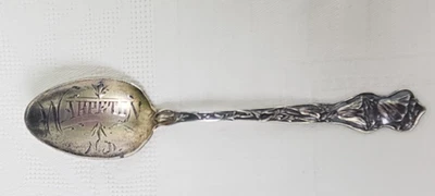 Vintage Sterling Silver Souvenir Spoon Wahpeton North Dakota Paye & Baker Lilies — 第 1/4 张图片