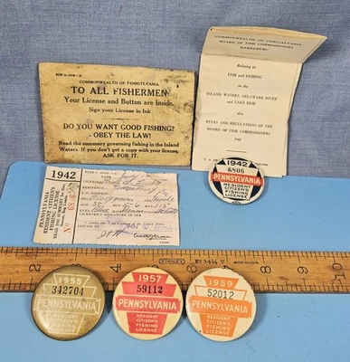 4 botones de insignia de prendedor de licencia de pesca residente de Pensilvania; 1 es 1942 con papeleo Foto 1 de 4