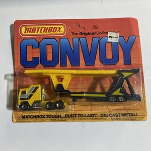 Matchbox China Convoy CY-1 Kenworth Car Transporter- yellow & dark blue, carded - Picture 1 of 6