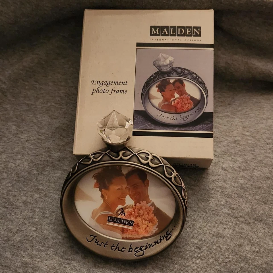 Anillo de compromiso de boda Malden con diamantes 'Just the Beginning' marco de fotos Foto 1 de 4