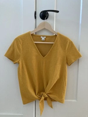Top J Crew Factory para mujer talla XS con textura corbata frontal abotonada en mostaza usado en excelente estado Foto 1 de 4