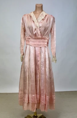 Antiguo vestido de día eduardiano de seda con cinta a rayas rosa y crema de la década de 1910 como está Foto 1 de 4