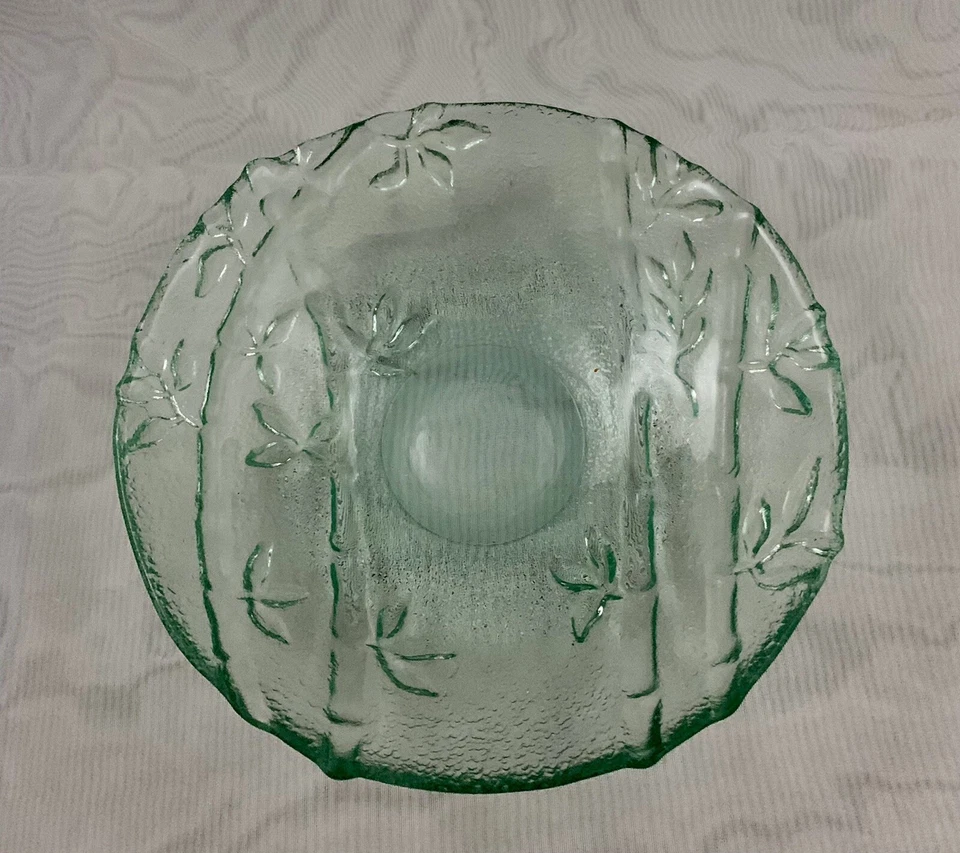 Ensaladera de vidrio Pier One con patrón de bambú Foto 1 de 4