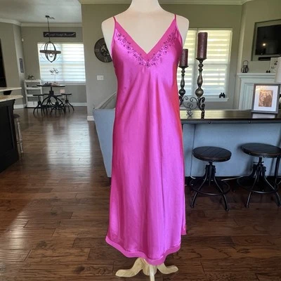 Розовое атласное длинное ночное платье Morgan Taylor маленькое платье-слип сорочка влажный вид - Изображение 1 из 4