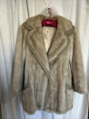 Abrigo de piel sintética para mujer Grandella II 1974 de colección talla 8 etiqueta Union ILGWU Foto 1 de 4