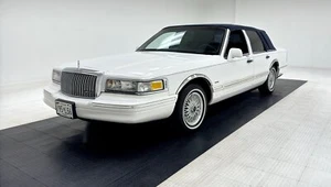 1995 Lincoln Town Car Executive Series Sedan - Picture 1 of 12