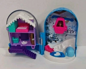 Polly Pocket - Big Pocket World 2017 Snow Globe Chalet Estación de esquí COMPLETO - Imagen 1 de 8