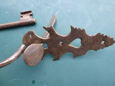 Fer Forgé ancienne fermeture de porte de grange avec loquet et coeur motif - Photo 1/4