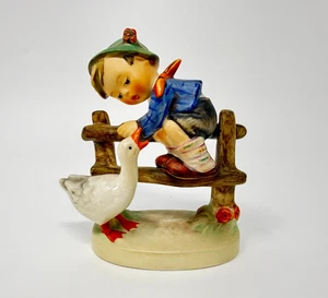 Figurina Vintage Goebel Hummel 3,75"x3,5" #195 2/0 "Eroe Barnyard" Germania Ovest - Foto 1 di 13