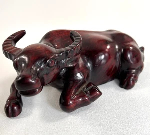 Holz geschnitzt Wasserbüffel Statue rot Vintage Symbol der Stärke Tapferkeit Vintage - Bild 1 von 9