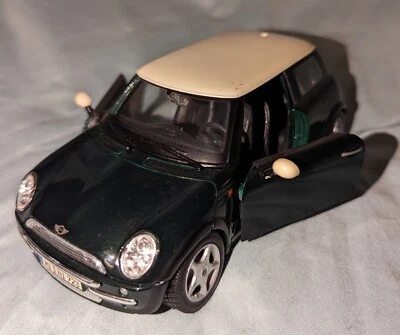 Mini Cooper. Hardtop, Green/ White - 1/24 Scale. Maisto. Diecast Model. - Image 1 of 4
