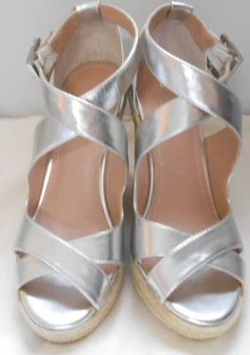 CHARLES DAVID ~ Zapatos de cuña clásicos de cuero plateado metálico punta abierta 9 M Foto 1 de 4