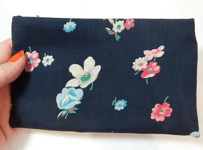 Bolsa de viaje organizadora de maquillaje cosmético vintage pequeña con flores de margarita negra con cremallera  Foto 1 de 4